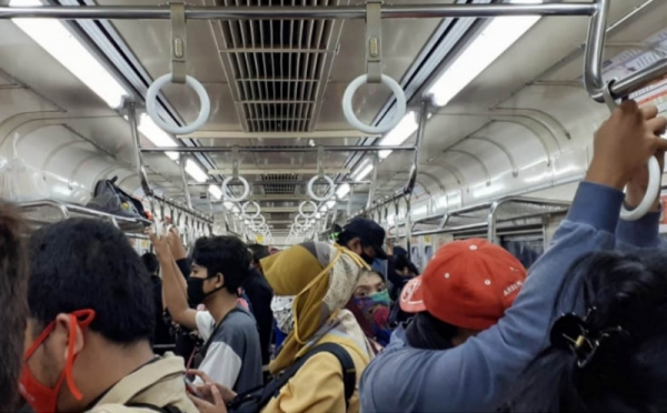 KRL Kembali Padat, Netizen Keluhkan Prokes Covid-19