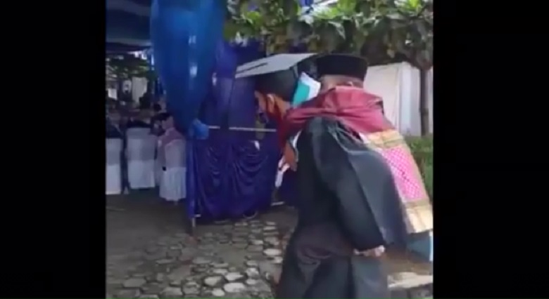 Viral, Mahasiswa Ini Gendong Ayahnya yang Sakit ke Lokasi Wisuda