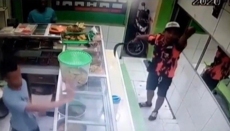 Viral Oknum Ormas Bersenjata Palak Warga di Kembangan, Polisi Tangkap Pelaku