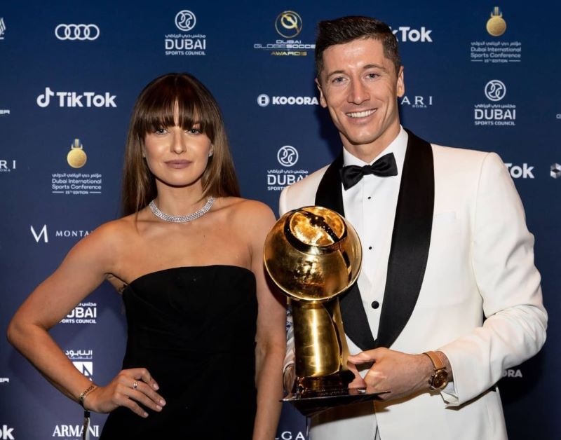 Tak Kalah dengan Georgina Rodriguez, Istri Lewandowski Juga Memesona di Globe Soccer Award