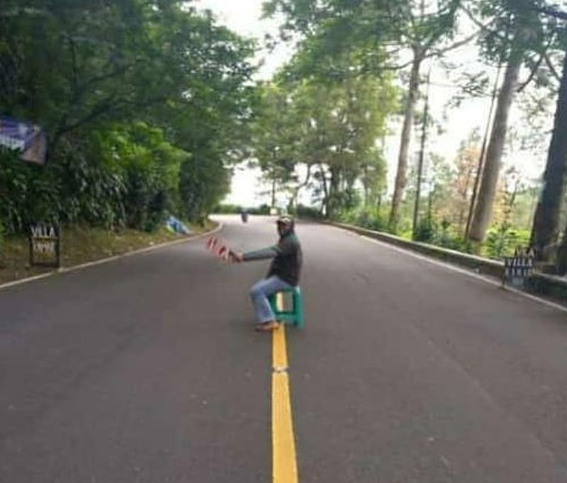 Viral Jalur Puncak Sepi, Warga Swafoto Tidur di Tengah Jalan Sambut Tahun Baru