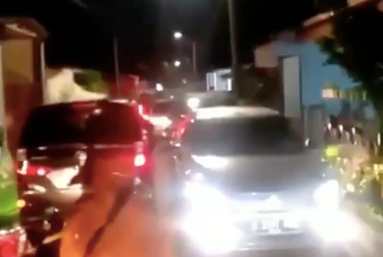 Viral Video Parkir Mobil di Pinggir Jalan Bikin Macet, Warga: Siapin Garasi Dong!