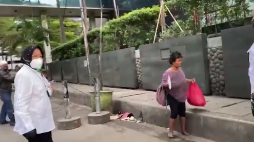 Mensos Risma Temui Pemulung di Jalan Sudirman, Netizen Beri Sindiran Nyelekit