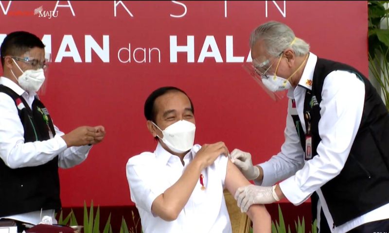 Komentar Kocak Netizen Lihat Dokter Gemetaran saat Suntik Presiden Jokowi