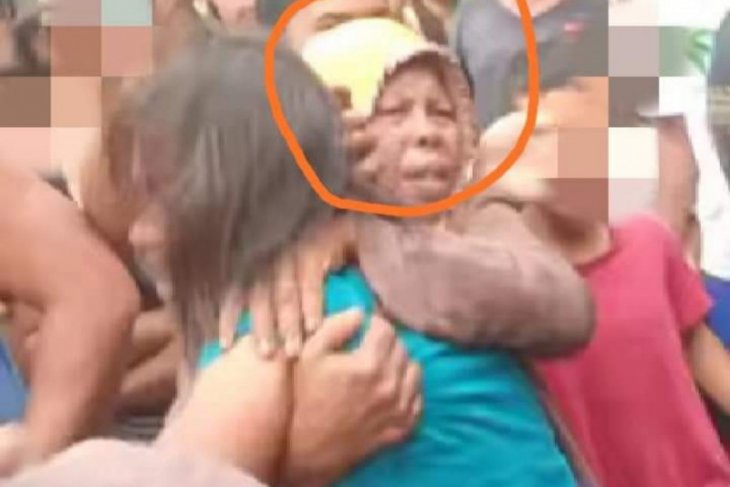 Viral Aksi Heroik Emak-Emak Selamatkan Penculik Anak dari Amukan Massa