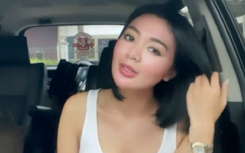 Karaokean di Mobil, Wika Salim Pamer Body Goals Bikin Netizen Salah Fokus