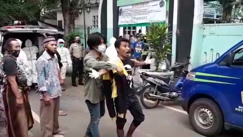 Tim Pemakaman Jenazah Covid-19 Dipukul Keluarga Pasien, Videonya Jadi Viral