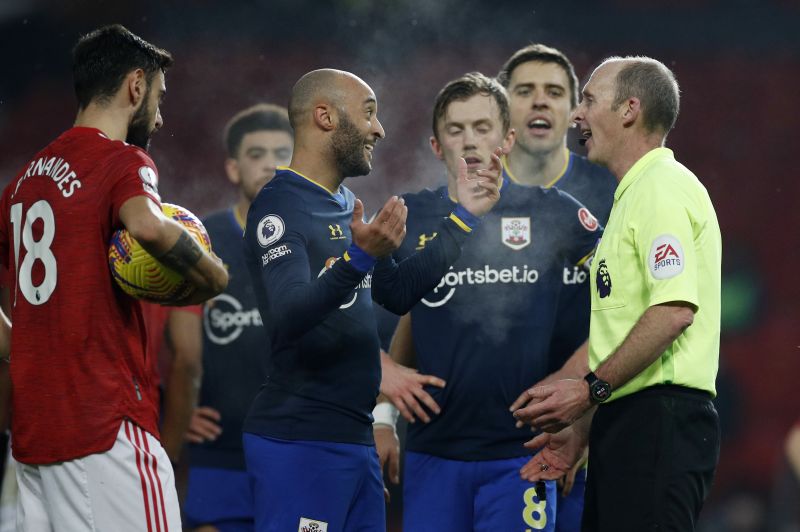 Bikin Keputusan Kontroversial di Laga Man United vs Southampton, Mike Dean Diserang Netizen