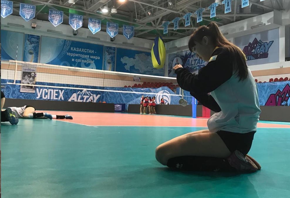 Lucunya Gaya Sabina Altynbekova saat Duduk Santai di Lapangan Voli