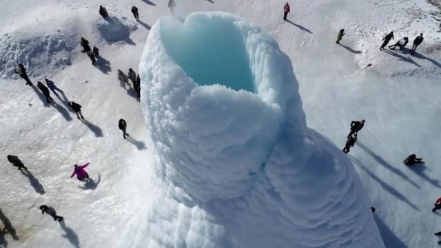 Heboh Gunung Es Mungil Muncul di Kazakhstan, Semburkan Air Mancur