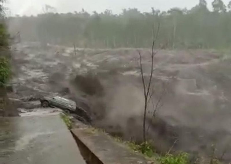 Viral Video Detik-Detik Mobil Terseret Lahar Dingin Gunung Semeru