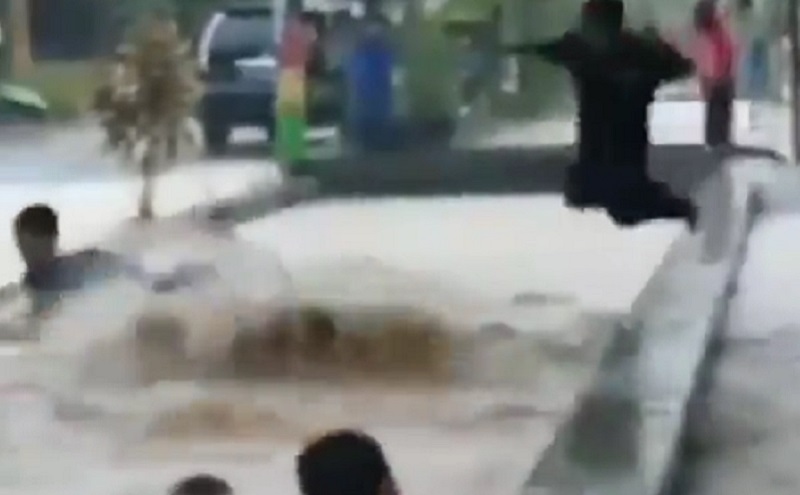 Viral! Para Santri Berenang Pakai Sarung Menikmati Banjir