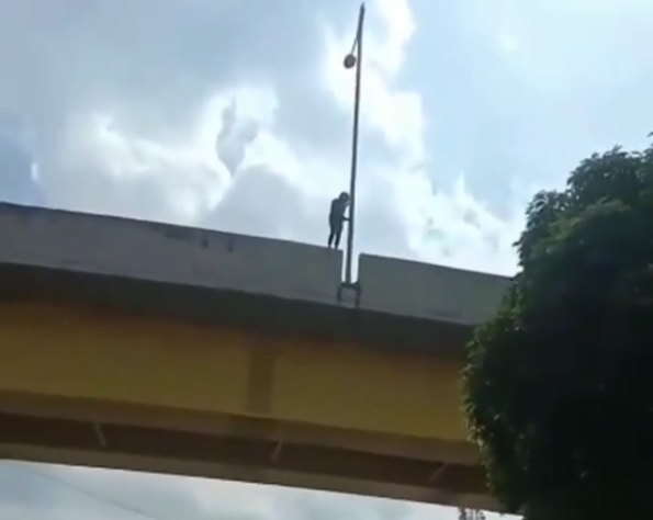 Viral! Pria Ini Mencoba Bunuh Diri dari Atas Flyover