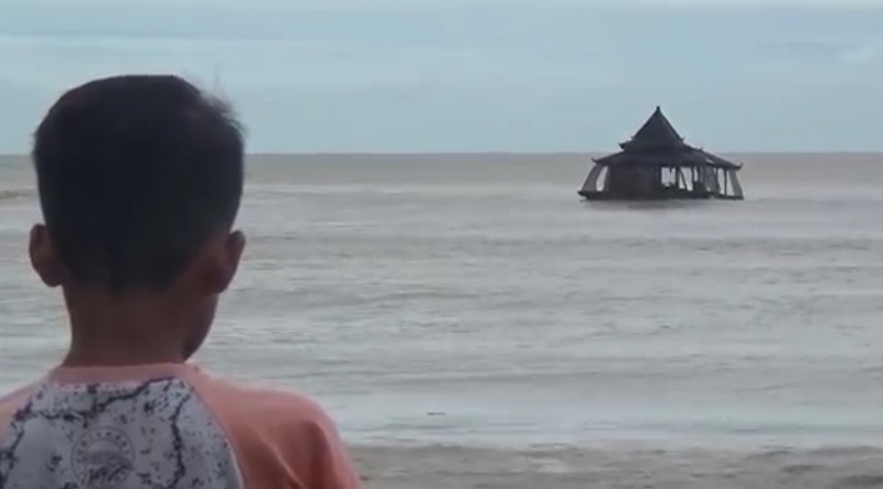 Heboh! Masjid Ini Pindah ke Tengah Lautan