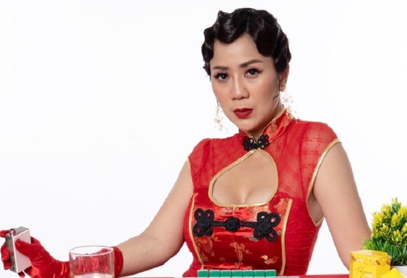 Tante Ernie Seksi Pakai Cheongsam, Netizen: Bagi Angpaonya Dong