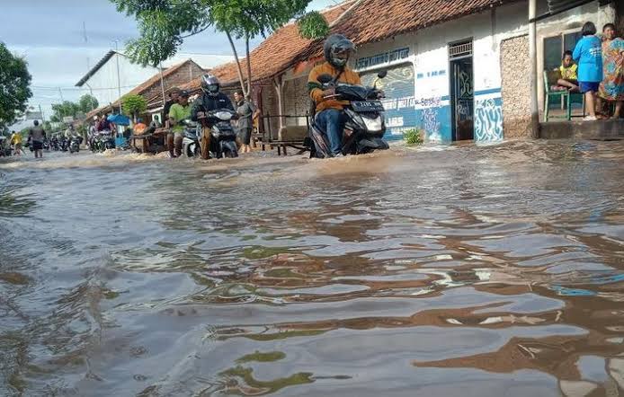 Viral Korban Banjir Bersih-Bersih Rumah Pakai Alat Sedot Galon