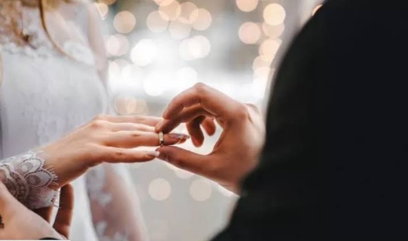 Viral! Pengantin di Bekasi Nikah Banjir-banjiran, Niat Banget!