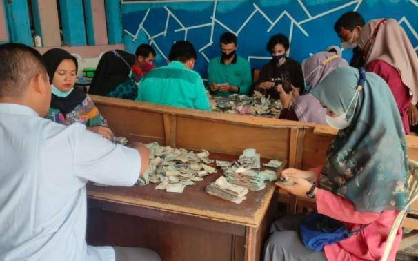 Viral! Kakek Tuna Rungu Bawa Uang Sekarung Hampir Rp 100 Juta