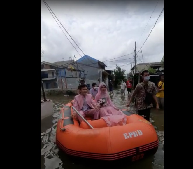 Viral! Dua Sejoli Ini Nikah di Tengah Banjir Besar