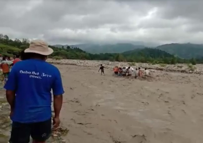 Viral! Terjebak Banjir Besar, Warga Nekat Gotong Jenazah Tokoh Adat