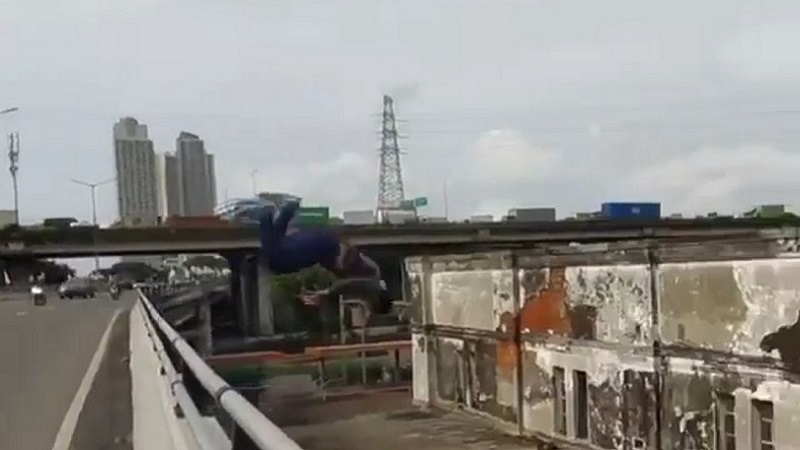 Aksi Pemuda Lompat dari Flyover ke Gedung Tua Viral, Polisi Buru Pelaku