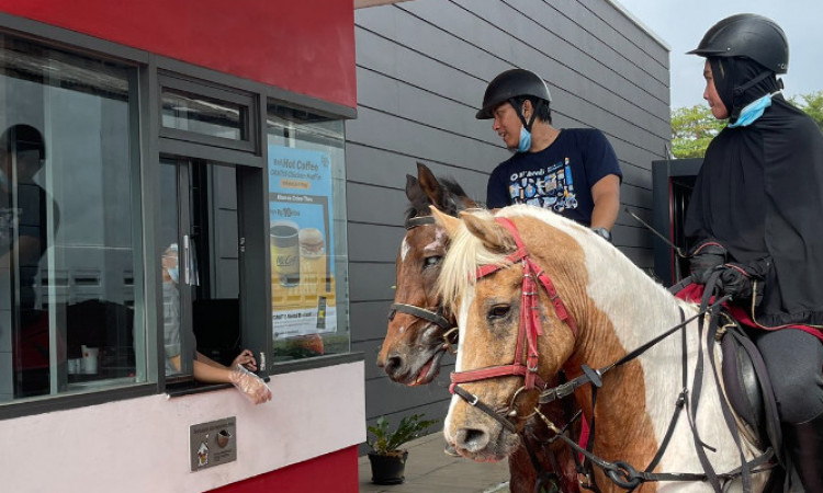 Viral! Pasangan Ini Naik Kuda saat Drive Thru Makanan