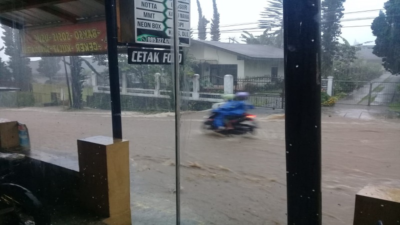 Video Banjir di Kawasan Wisata Tawangmangu Viral di Medsos