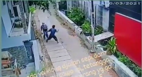 Viral Emak-Emak Dipukul Orang Gangguan Jiwa Terekam CCTV di Tangerang