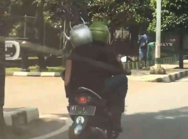 Viral! Motor Berplat Nomor RI 1, Pengendara Pakai Helm Tabung Gas