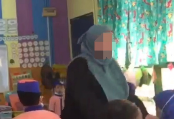 Viral! Guru TK Ini Banting dan Usir Muridnya dari Kelas