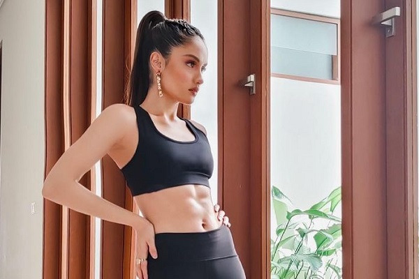 Cinta Laura Pamer Body Goals, Perut Sixpack Bikin Netizen Gagal Fokus!