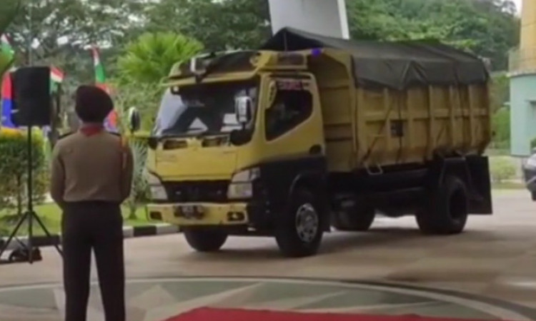 Viral Wisudawan Naik Truk saat Ikuti Wisuda Drive Thru