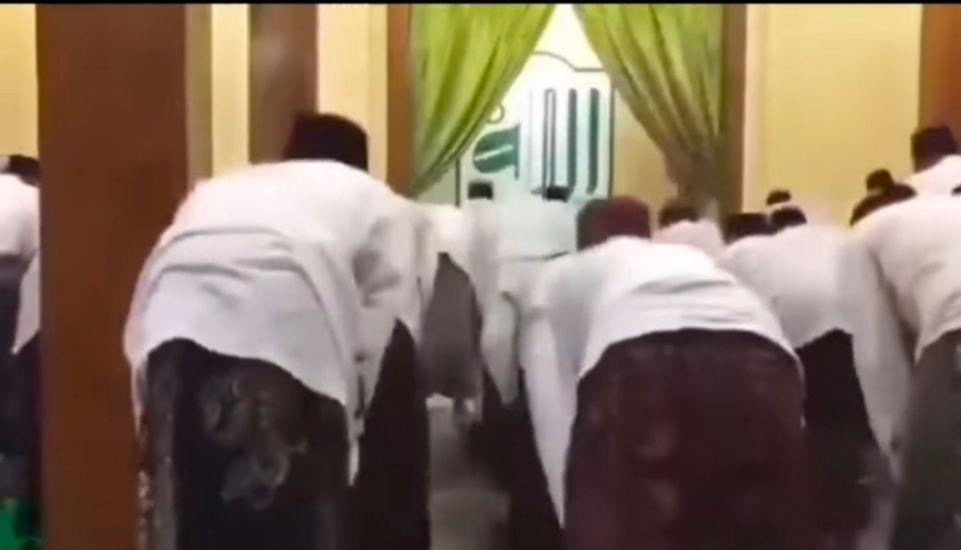 Viral Video Sholat Tarawih Kilat, Warganet: Ajaran Siapa Sih?