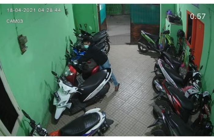 Viral! Aksi Curanmor Ini Terekam CCTV Kontrakan