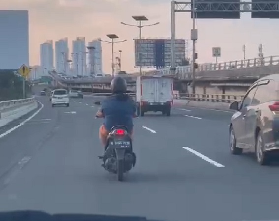 Viral Emak-Emak Naik Motor Masuk Jalan Tol, Polisi Telusuri