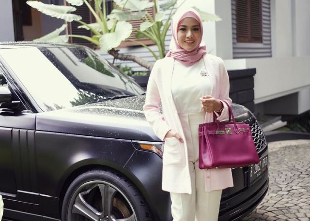 Aurel Hermansyah Cantik Berhijab Tenteng Tas Rp304 Juta, Netizen: Oleng Lihat Harganya