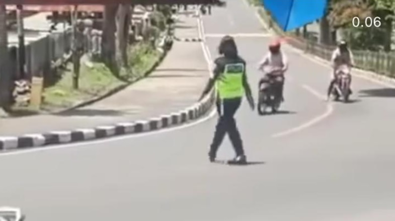 Viral! Polisi Gondrong Ini Tilangi Sejumlah Pemotor