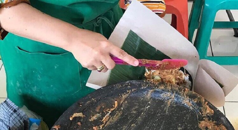 Viral Penjual Gado-Gado Pakai Apron Kedai Kopi, Netizen: Sambal Kacangnya Less Sugar Ya