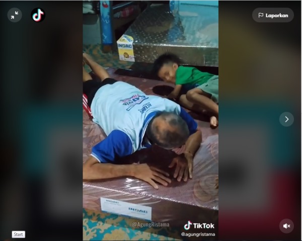 Viral Anak Belikan Kasur Kiropraktik untuk Orangtua, Bapaknya Sampai Terharu Menangis