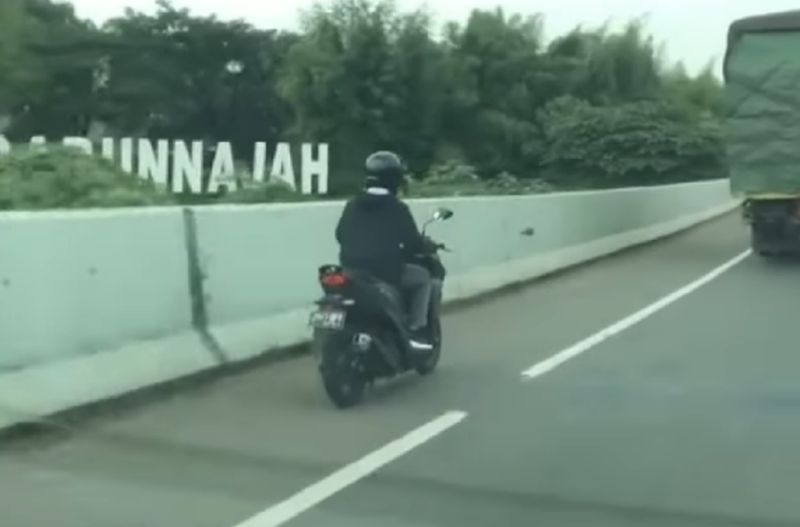 Heboh Pengendara Motor Nekat Masuk Tol JORR Arah Bintaro