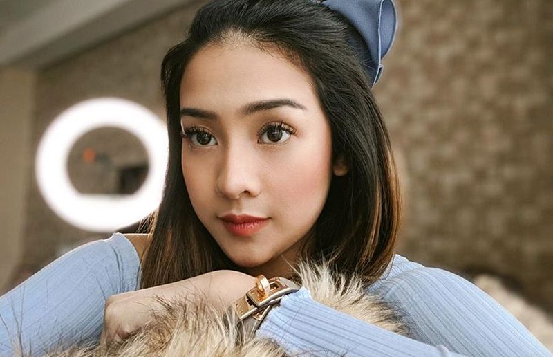 Berpose dengan Bikini Putih di Pinggir Pantai, Anya Geraldine Bikin Netizen Gagal Fokus