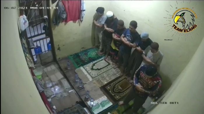 Viral, Tahanan Polsek Kota Bukittinggi Tertangkap CCTV Sedang Salat Berjamaah