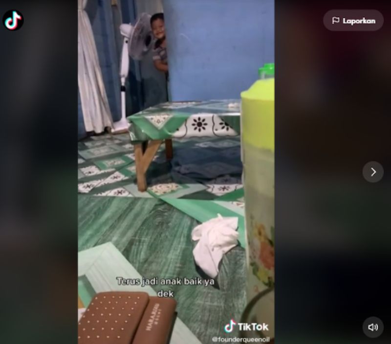 Viral! Balita Bantu Ibunya Jualan Bikin Warganet Terenyuh