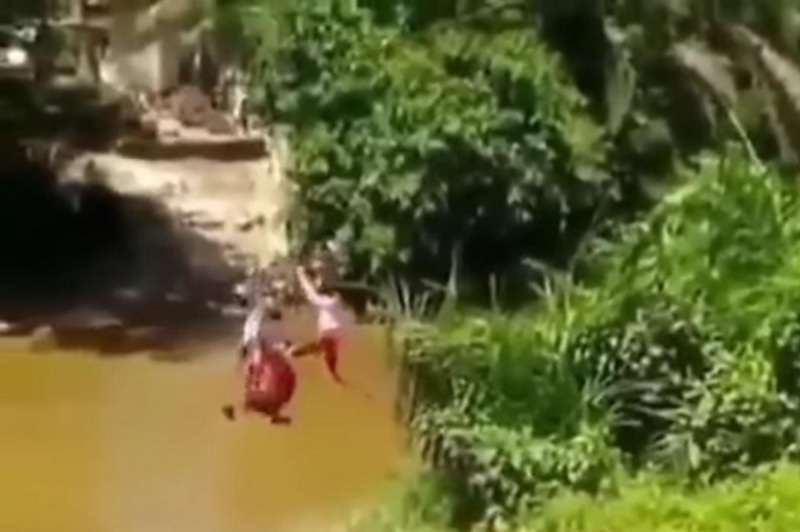 Viral! Tiga Bocah SD Bertaruh Nyawa Seberangi Sungai untuk Sekolah