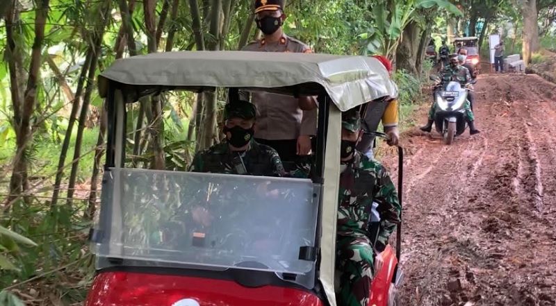 Aksi Dandim Tigaraksa Naik Mobil Golf di Jalan Rusak Bikin Heboh Warga