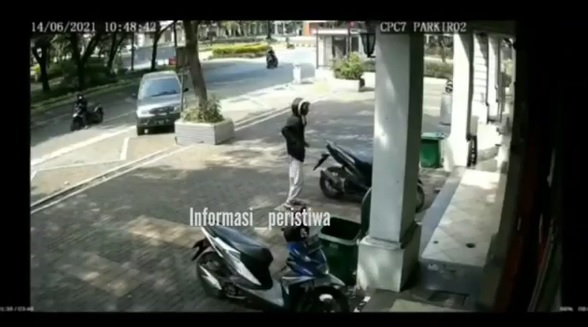 Viral! Pria Tertangkap Basah saat Curi Motor di Kalideres