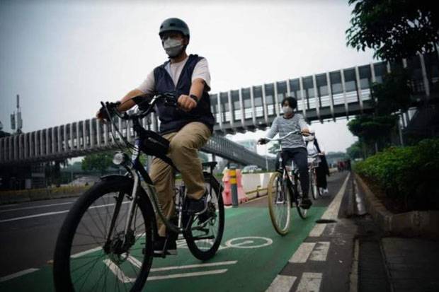 Anies Gowes Bareng Keluarga, Netizen: Mantap Pak, Tolak yang Mau Membongkar Jalur Sepeda!