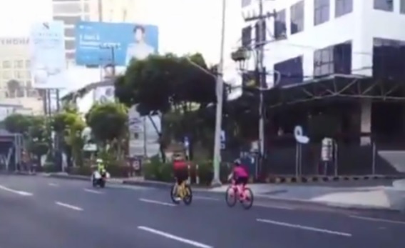 Viral! Dua Pesepeda Ini Dikawal Polisi Sampai Ambil Jalur Kanan