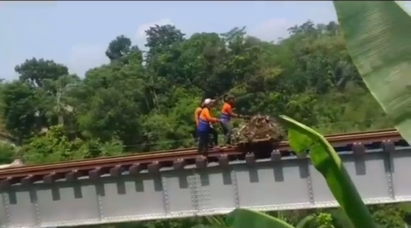 Viral Petugas PT KAI Buang Sampah ke Sungai dari Atas Rel