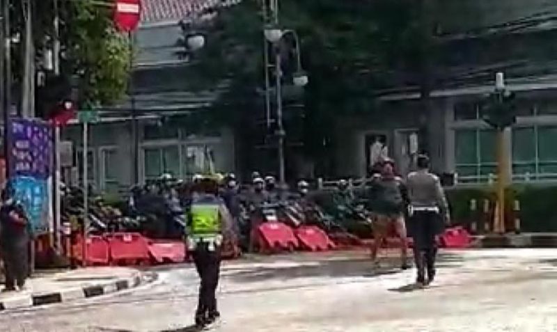 Viral, Puluhan Pemotor Terobos Pembatas Jalan di Seberang Balai Kota Bandung